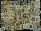 beaucoup de vieilles cartes postales sur la table