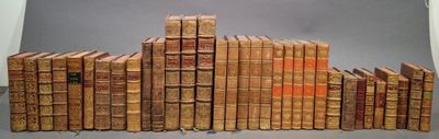 un grand nombre de vieux livres empilés les uns sur les autres