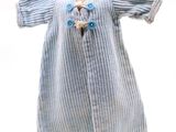 une robe à rayures bleues et blanches sur un mannequin