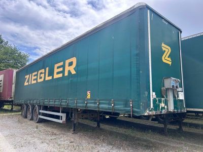 une semi-remorque garée sur le bord de la route