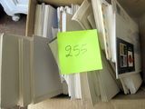 une boîte remplie de dossiers, sur laquelle est collée une étiquette jaune