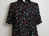 un t-shirt noir orné d'un motif rouge et blanc