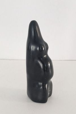 une sculpture noire représentant un homme et une femme