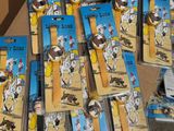 tout un tas de montres posées sur une boîte en carton