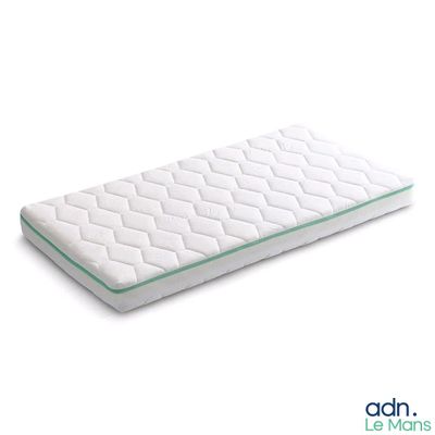 gros plan d'un matelas sur une surface blanche