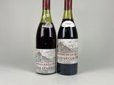 deux bouteilles de vin posées l'une à côté de l'autre sur une table
