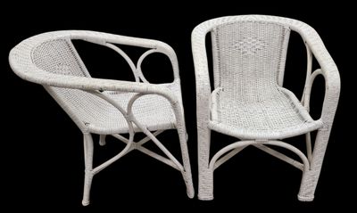 une paire de chaises en osier blanc sur fond noir