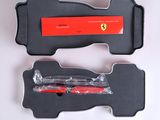 un stylo rouge dans un étui noir et un stylo rouge dans un étui noir