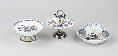 trois types différents de bols et de soucoupes en porcelaine posés sur une table