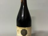 une vieille bouteille de vin posée sur une table
