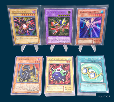 Quatre types différents de cartes Pokémon sont représentés sur un fond bleu