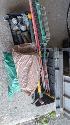 un tas d'ordures au bord de la route