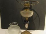 une lampe posée sur une table à côté d'un vase
