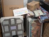 une pile de boîtes posées sur une palette