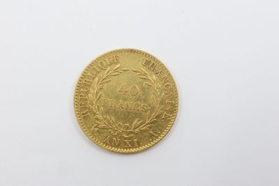 une pièce d'or sur une surface blanche avec un fond blanc