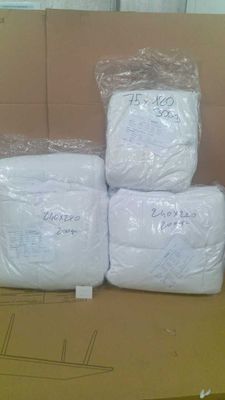 plusieurs rouleaux de papier toilette empilés les uns sur les autres dans une boîte