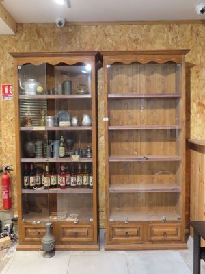 un grand meuble en bois avec des portes en verre dans une pièce