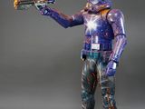 la figurine tient un pistolet dans sa main droite