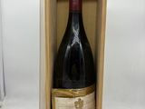une bouteille de vin dans un coffret en bois sur une table
