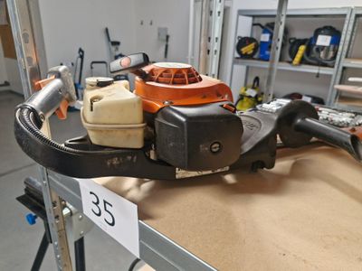 une machine posée sur une table dans une pièce