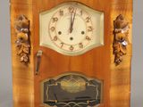 une photo d'une horloge en bois posée sur une table
