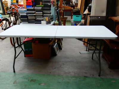 une table placée au milieu d'une pièce