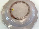 une assiette blanche sur laquelle est collé un autocollant jaune