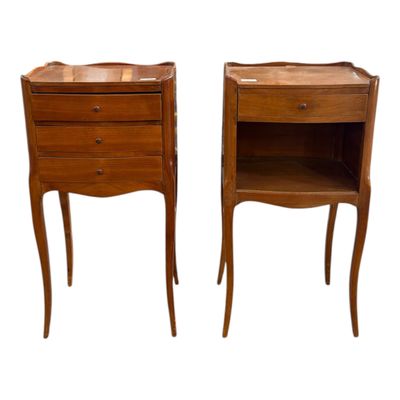 paire de tables de chevet de style français avec tiroirs et étagères