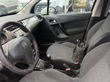 une voiture équipée d'un volant et d'un tableau de bord