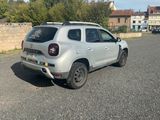 une voiture argentée garée sur le bord de la route