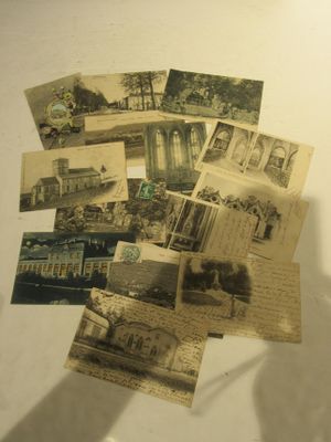une pile de vieilles cartes postales posées sur une table
