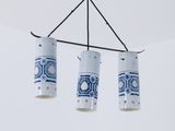 trois vases bleus et blancs suspendus au plafond