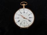 une montre de poche en or avec des chiffres romains