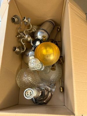 une boîte contenant des objets en verre et en métal