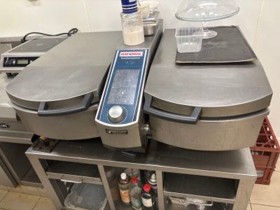 une photo d'une cuisine professionnelle avec beaucoup d'aliments sur le plan de travail