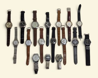 a lot of watches that are lined up on the table