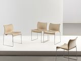 trois chaises dans une pièce au sol blanc et aux murs blancs