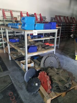 de nombreux types d'outils sur les étagères du garage