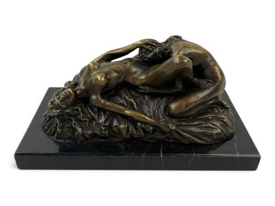 sculpture en bronze représentant une femme allongée sur le dos sur un socle en marbre