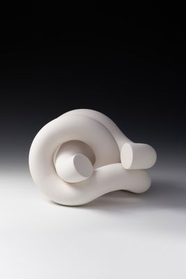 une sculpture blanche posée sur une table