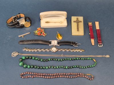 beaucoup de bijoux posés sur une table bleue