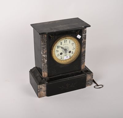 une image représentant une horloge noire et dorée sur fond blanc