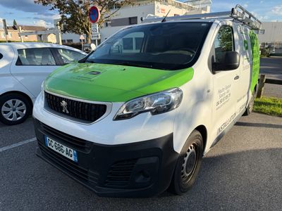 une camionnette verte et blanche garée sur un parking