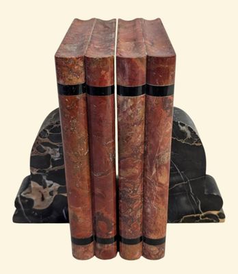 serre-livres en marbre avec des billes noires et rouges sur fond blanc