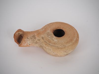 Lampe hellénistique en terre cuite. 10,5 cm (manque au bec)