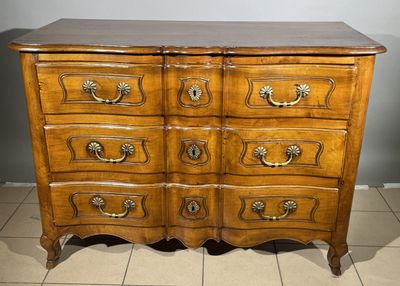 une commode ancienne avec un dessus en marbre et des poignées en laiton