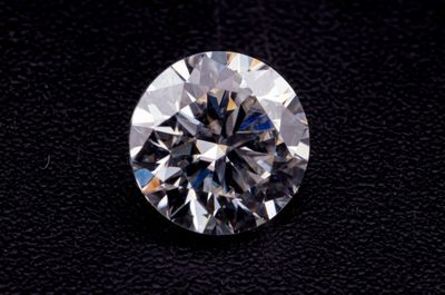 gros plan d'un diamant sur une surface noire