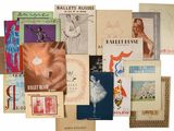 un grand nombre de livres qui se trouvent ensemble sur la table
