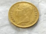 un gros plan d'une pièce d'or posée sur un morceau de papier