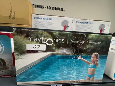 une boîte de Maytronics posée sur une étagère dans un magasin